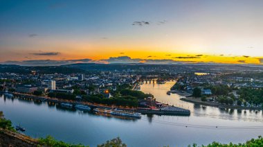 Koblenz, Almanya 'da Rhein ve Mosel nehirlerinin birleştiği gece havadan görünümü