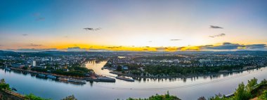 Koblenz, Almanya 'da Rhein ve Mosel nehirlerinin birleştiği gece havadan görünümü