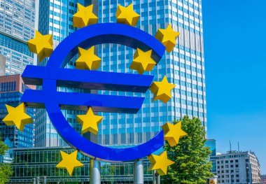 Frankfurt, Almanya 'da Eurotower önünde Euro işareti