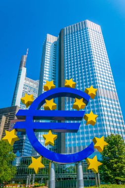 Frankfurt, Almanya 'da Eurotower önünde Euro işareti
