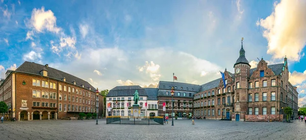 Câmara Municipal em Dusseldorf e estátua de um Wellem, Alemanha — Fotografia de Stock