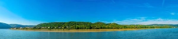 Řeka Rhein procházející údolím Rheingau v Německu — Stock fotografie