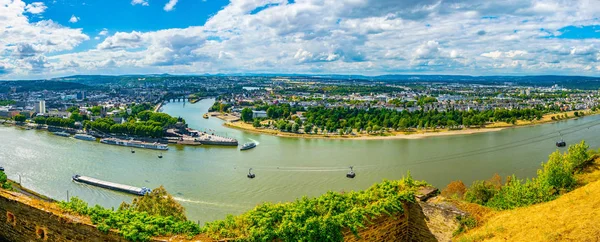 Veduta aerea della confluenza dei fiumi Rhein e Mosel a Coblenza, Germania — Foto Stock