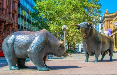 Stock Exchange binasının önünde bir ayı ve boğa heykelleri