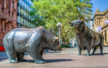 Stock Exchange binasının önünde bir ayı ve boğa heykelleri