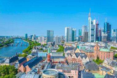 Frankfurt 'un finans merkezinin gökdelenler Pauls arkasında inceledi