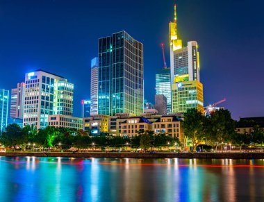 Gökdelenler, Frankfurt, Almanya 'daki Main nehrine yansıyor