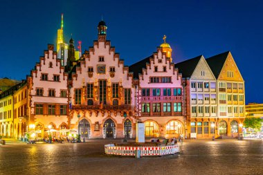 Frankfurt 'ta Romerberg meydanının gece görünümü, Almanya.