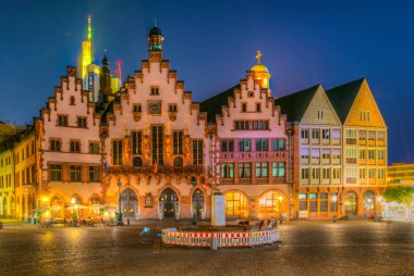 Frankfurt 'ta Romerberg meydanının gece görünümü, Almanya.