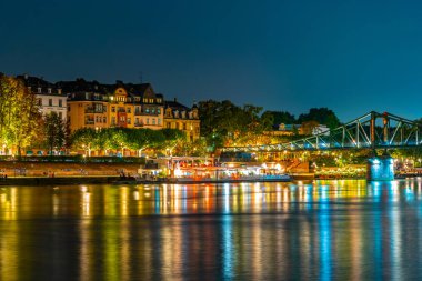 Frankfurt 'ta Eiserner Steg Köprüsü gece görünümü, Almanya