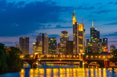 Gökdelenler, Frankfurt, Almanya 'daki Main nehrine yansıyor