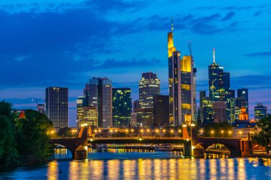 Gökdelenler, Frankfurt, Almanya 'daki Main nehrine yansıyor