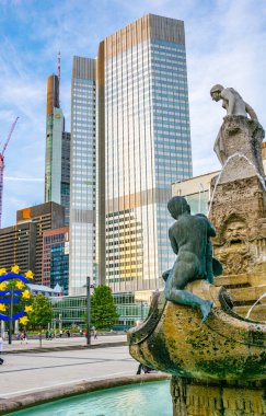 Frankfurt, Almanya 'da Eurotower önünde Euro işareti