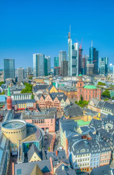 Sky skrapor av finansiellt centrera av Frankfurt som ses bak Pauls — Stockfoto