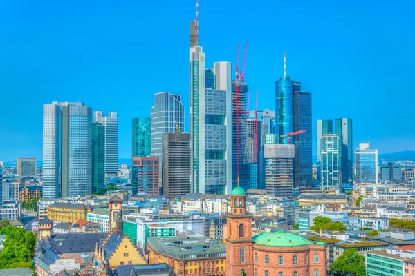 Sky skrapor av finansiellt centrera av Frankfurt som ses bak Pauls — Stockfoto
