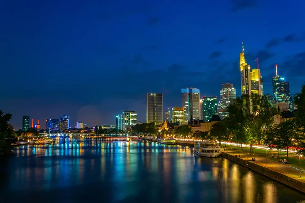 Arranha-céus refletidos no rio Main em Frankfurt, Alemanha — Fotografia de Stock