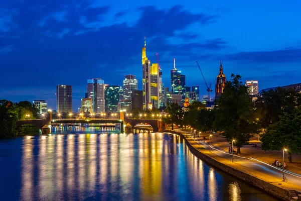 Wolkenkrabbers weerspiegeld op de rivier de Main in Frankfurt, Duitsland — Stockfoto