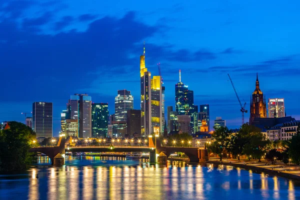 Rascacielos reflejados en el río Main en Frankfurt, Alemania — Foto de Stock