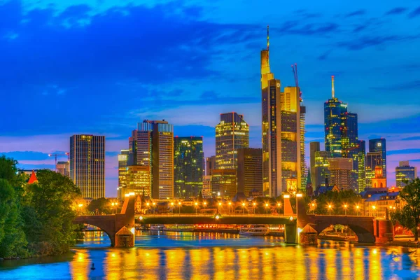 Rascacielos reflejados en el río Main en Frankfurt, Alemania — Foto de Stock