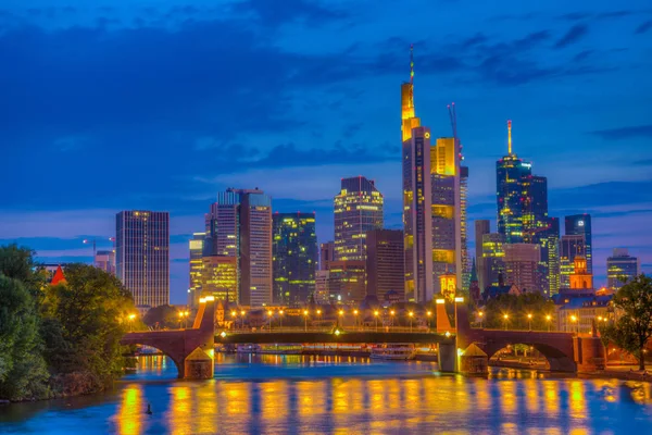 Rascacielos reflejados en el río Main en Frankfurt, Alemania — Foto de Stock