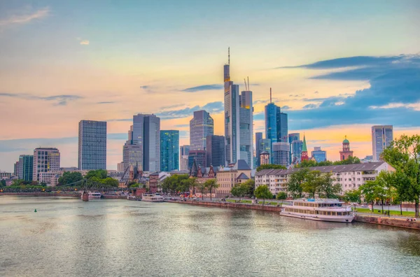 Vista sul tramonto dei grattacieli lungo il fiume Meno a Francoforte, Ge — Foto Stock