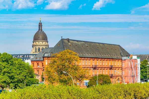 Landtag-Rheinland Pfalz ilçe ve Mesih Kilisesi hükümeti — Stok fotoğraf