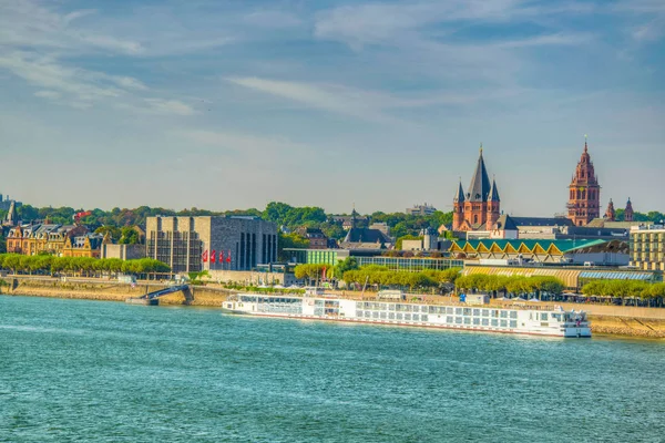 ドイツのライン川の後ろに見られるマインツの大聖堂 — ストック写真
