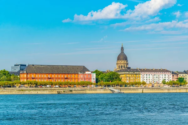 Landtag-regeringen i Rheinland Pfalz län och Christ Church — Stockfoto