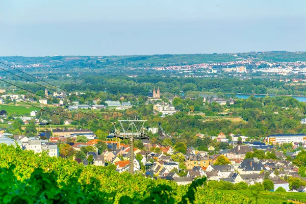 A turisták által a Ruedesheim am RHE-nél több szőlőültetvényt szállító kabinos felvonó — Stock Fotó