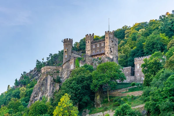 Burg Rheinstein met uitzicht op de vallei van de Rijn in Duitsland — Stockfoto