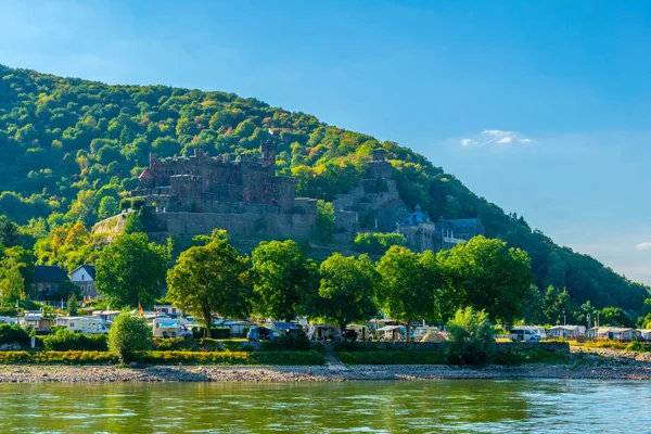 Burg Reichenstein kilátással a Rajna-folyó völgyében Németországban — Stock Fotó