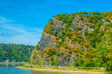 Lorelei Cliff Almanya 'da Rhein Nehri üzerinde.