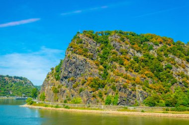 Lorelei Cliff Almanya 'da Rhein Nehri üzerinde.