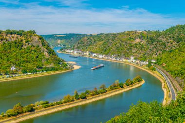 Lorelei uçurumdan Almanya 'da St. Goarshausen 'a doğru görünüm