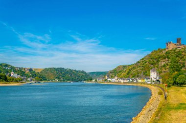 Almanya 'da St. Goar ve St. Goarshausen arasında Rhein Nehri