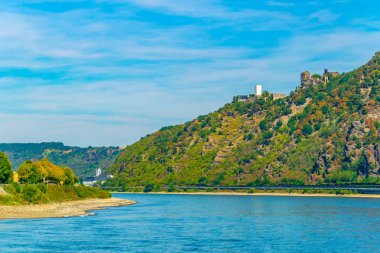 Almanya 'da Rhein nehrine bakan Burg Liebenstein