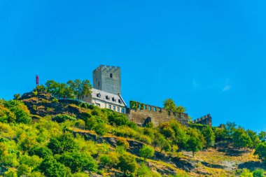 Burg Sterrenberg Almanya 'da Rhein nehrine bakan