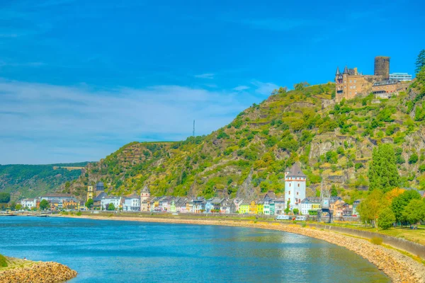 Burg katz mit blick auf st. goarshausen in deutschland — Stockfoto