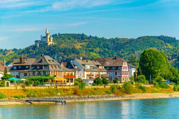 Marksburg slottet sedd bakom byn spay i Tyskland — Stockfoto