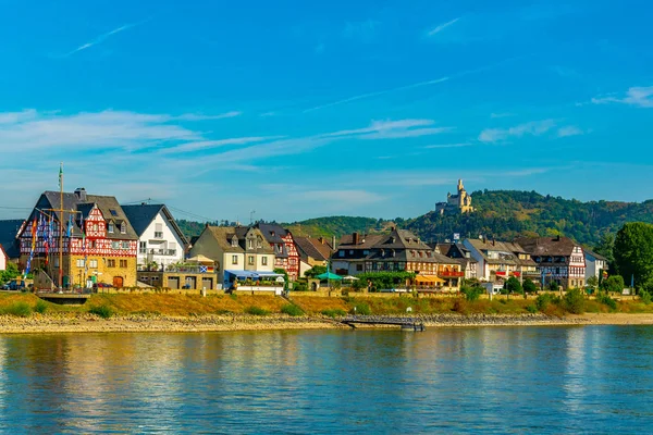 Marksburg castle viewed behind village Spay in Germany — Stock Photo, Image