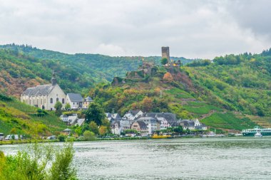 Almanya 'da Metternich Kalesi ile Beilstein kasabası
