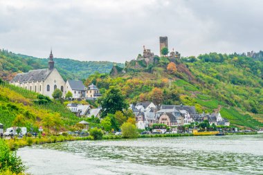 Almanya 'da Metternich Kalesi ile Beilstein kasabası