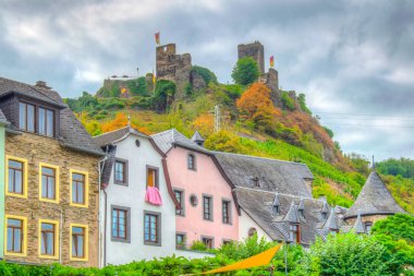 Burg Metternich ile Beilstein merkezinde renkli cepheleri