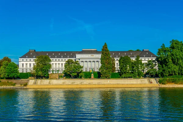 Paleis in Koblenz gezien vanaf rivier de Rhein, Duitsland — Stockfoto