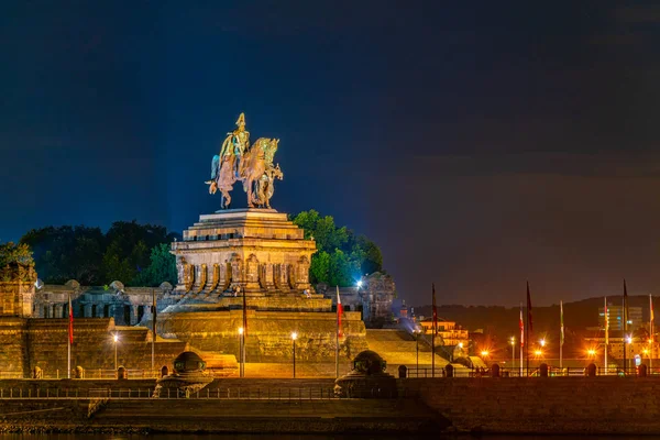 Koblenz, Almanya 'da Alman Birliği Anıtı gece görünümü — Stok fotoğraf