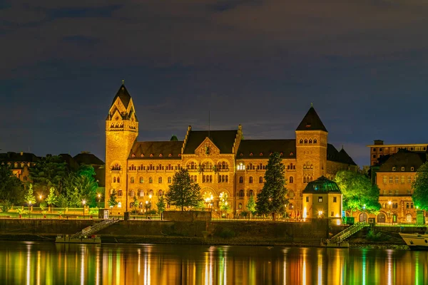 Noční pohled na historickou stavbu pruské vlády v Koblu — Stock fotografie