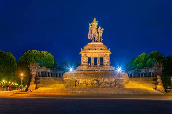 Veduta notturna del memoriale dell'unità tedesca a Coblenza, Germania — Foto Stock