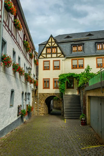Widok na wąską uliczkę w Beilstein w Niemczech — Zdjęcie stockowe