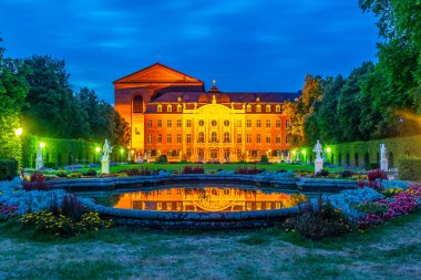 Trier, Almanya 'da Conastantin bazilikasının gece görünümü