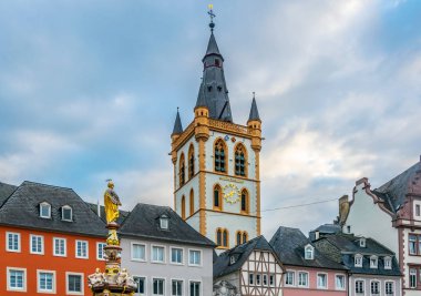 Trier 'de Hauptmarkt meydanının renkli cepheleri, Almanya